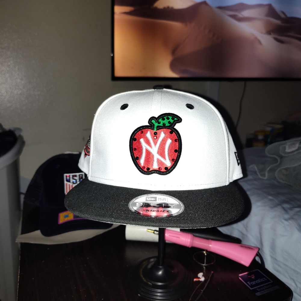 9fifty White and Black Yankees Hat with Apple Logo